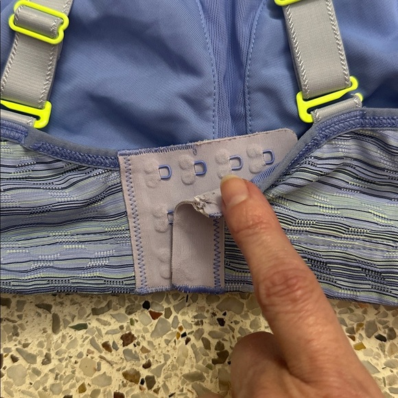 Lululemon Ta Ta Tamer blue striped sports bra 36D - Picture 9 of 9